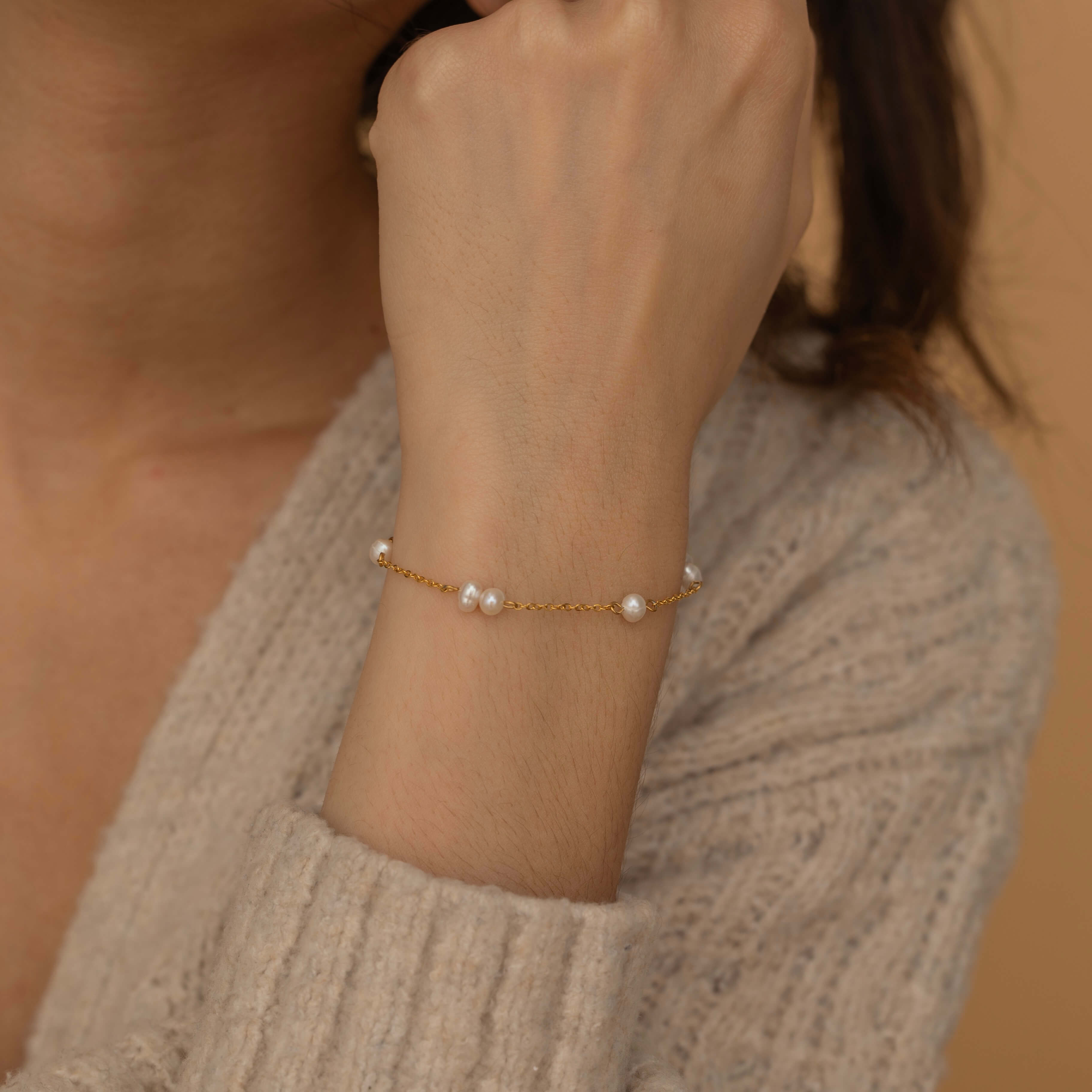 Elegant pearl bracelet with a gold cable chain