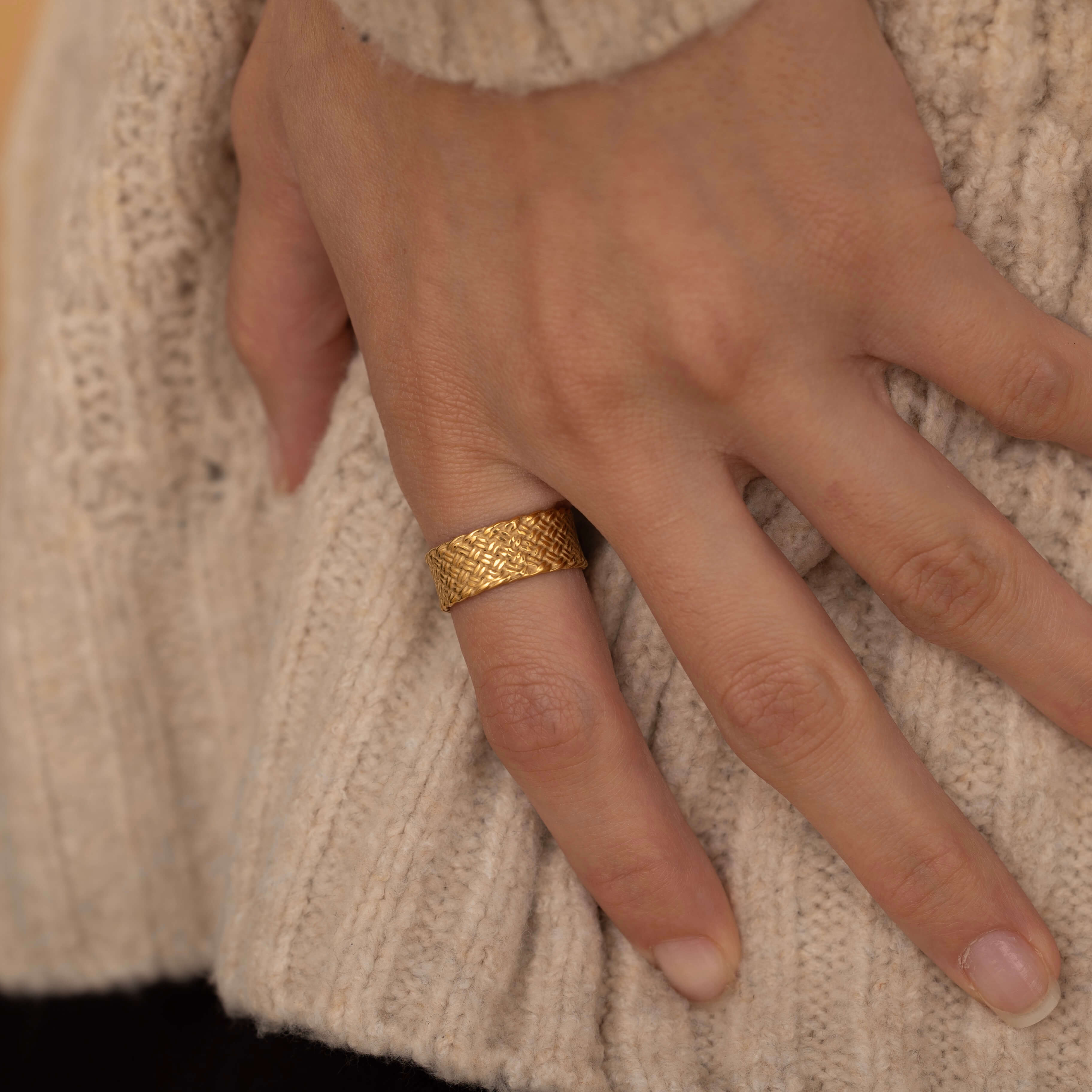 Timeless gold ring featuring a seamless woven pattern